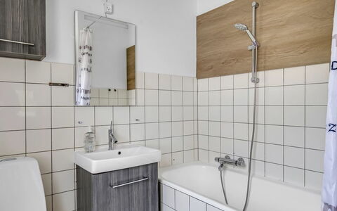 Solmaz - 3.5Km from the Sea: Salle De Bains, Luminaire Plomberie, Mur, Sol, Design Intérieur, Sol, Évier, Robinet, Plomberie, Lavabo