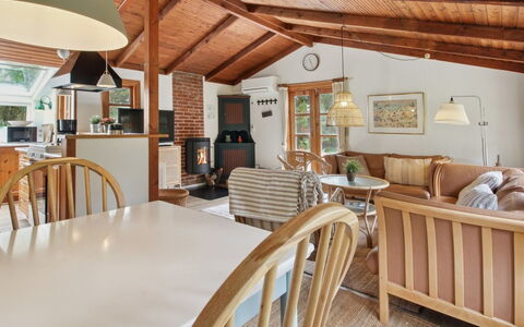 Tirsa - 3.9Km from the Sea: Meubles, Design Intérieur, Bois, Plafond, Canapé, Sol, Chaise, Salon, Sol, Table