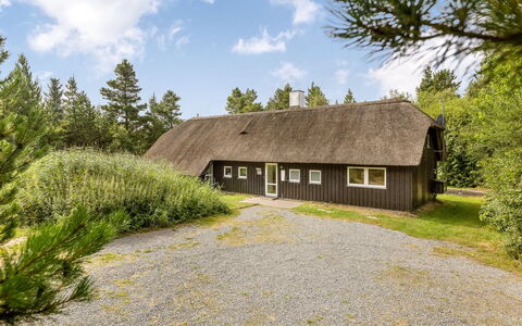 Ellanor - 1Km from the Sea: Bâtiment, Maison, Zone Résidentielle, Domicile, Arbuste, Toit, Chalet, Biens, Jardin