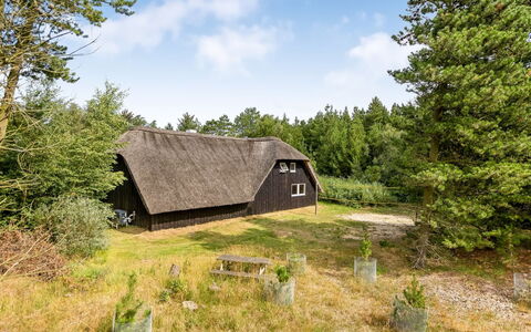 Ellanor - 1Km from the Sea: Bâtiment, Maison, Zone Résidentielle, Domicile, Arbuste, Toit, Chalet, Biens, Jardin