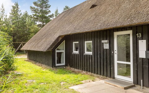 Ellanor - 1Km from the Sea: Bâtiment, Maison, Zone Résidentielle, Domicile, Arbuste, Toit, Chalet, Biens, Jardin