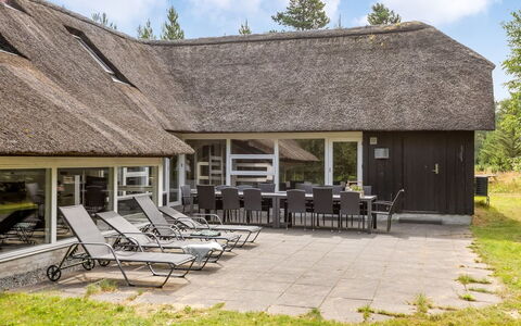 Ellanor - 1Km from the Sea: Bâtiment, Maison, Zone Résidentielle, Domicile, Arbuste, Toit, Chalet, Biens, Jardin