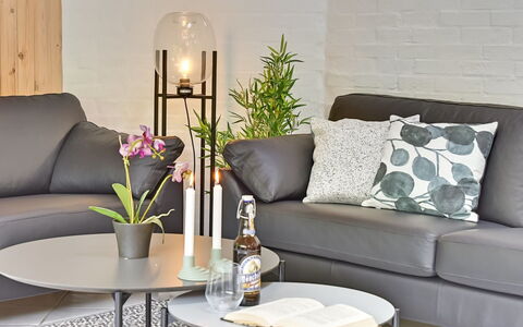 Ellanor - 1Km from the Sea: Meubles, Canapé, Design Intérieur, Salon, Table, Sol, Pot De Fleur, Throw Pillow, Éclairage, Domicile