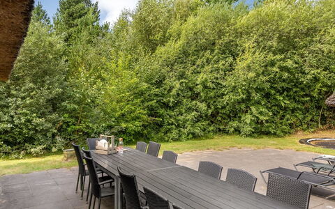 Ellanor - 1Km from the Sea: Meubles, Arbuste, Mobilier De Jardin, Lot Terre, Tableau De Plein Air, Jardin, Ombre, Chaise, Aménagement Paysager, Pelouse