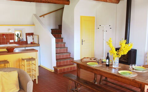 Saint Saturnin D'Apt 105: Pièce, Propriété, Bâtiment, Meubles, Design Intérieur, Jaune, Maison, Table, Plafond, Sol