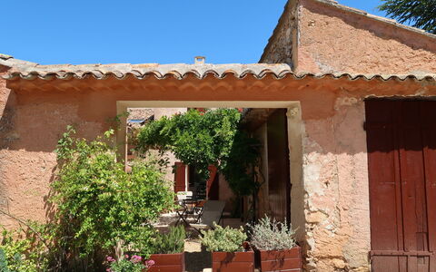 Saint Saturnin D'Apt 105: Plante, Ciel, Bâtiment, Ombre, Lot Terre, Arbre, Chalet, Pot De Fleur, Maison, Paysage