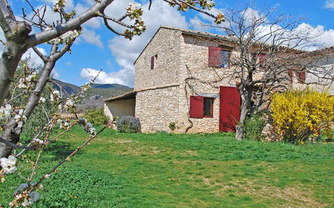 Saint Saturnin D'Apt 105: Nuage, Ciel, Plante, Propriété, Bâtiment, Fenêtre, Arbre, Végétation, Paysage Naturel, Maison