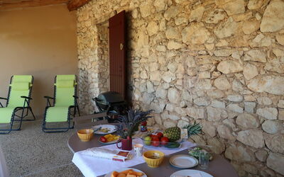 Saint Saturnin D'Apt 105: Table, Aliments, Vaisselle, Meubles, Propriété, Chaise, Bâtiment, Assiette, Design Intérieur, Bois