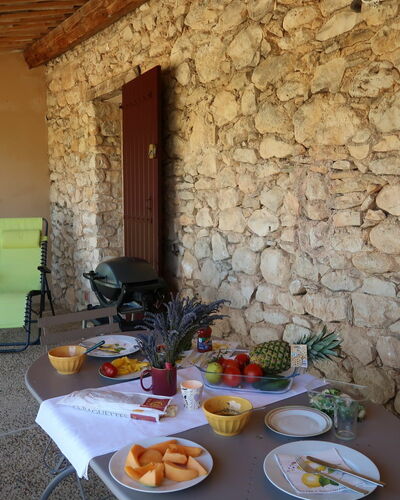 Saint Saturnin D'Apt 105: Table, Aliments, Vaisselle, Meubles, Propriété, Chaise, Bâtiment, Assiette, Design Intérieur, Bois