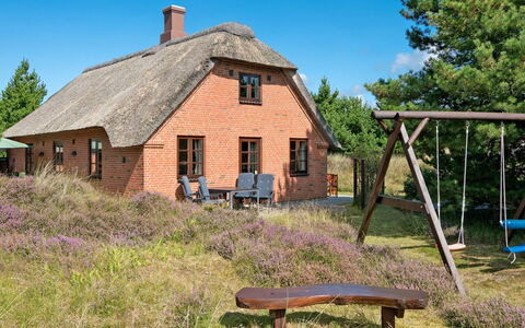 Siegried - 2.2Km from the Sea: Domicile, Chalet, Porche, Dur, Siding, Plate-Forme, Ombre, Planche, Biens, Batiments Jardin