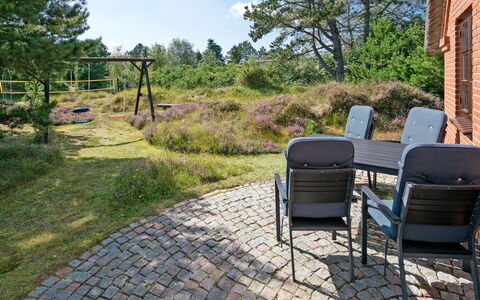 Siegried - 2.2Km from the Sea: Domicile, Chalet, Porche, Dur, Siding, Plate-Forme, Ombre, Planche, Biens, Batiments Jardin