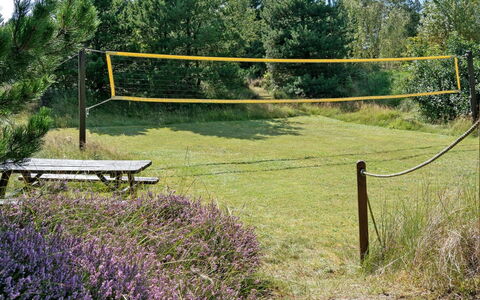 Siegried - 2.2Km from the Sea: Domicile, Chalet, Porche, Dur, Siding, Plate-Forme, Ombre, Planche, Biens, Batiments Jardin