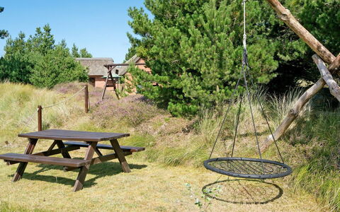 Siegried - 2.2Km from the Sea: Domicile, Chalet, Porche, Dur, Siding, Plate-Forme, Ombre, Planche, Biens, Batiments Jardin