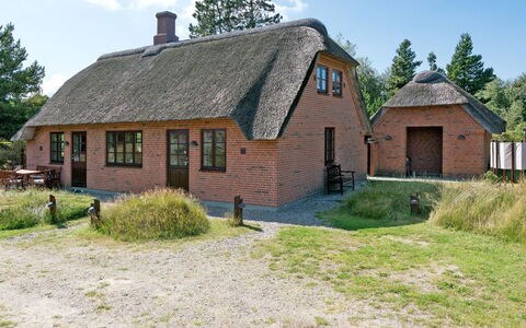 Siegried - 2.2Km from the Sea: Domicile, Chalet, Porche, Dur, Siding, Plate-Forme, Ombre, Planche, Biens, Batiments Jardin
