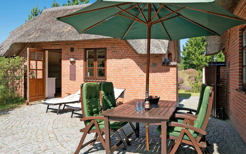 Siegried - 2.2Km from the Sea: Meubles, Bois, Mobilier De Jardin, Toit, Chaise, Chalet, Tableau De Plein Air, Parapluie, Jardin, Cour