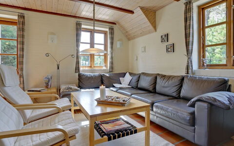 Siegried - 2.2Km from the Sea: Meubles, Sol, Bois, Design Intérieur, Sol, Canapé, Pièce, Plafond, Salon, Éclairage