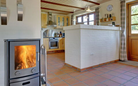 Siegried - 2.2Km from the Sea: Meubles, Sol, Design Intérieur, Sol, Bois, Cuisine, Appareil De Cuisine, Comptoir, Pièce, Éclairage