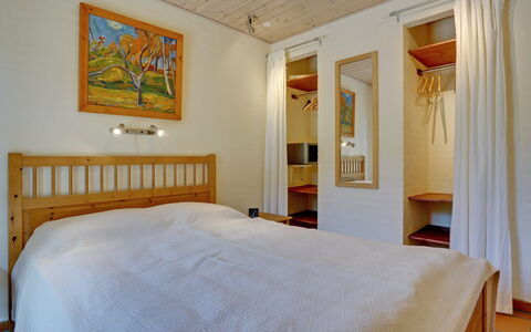Siegried - 2.2Km from the Sea: Lit, Meubles, Design Intérieur, Sol, Sol, Chambre, Mur, Bois, Plafond, Drap De Lit