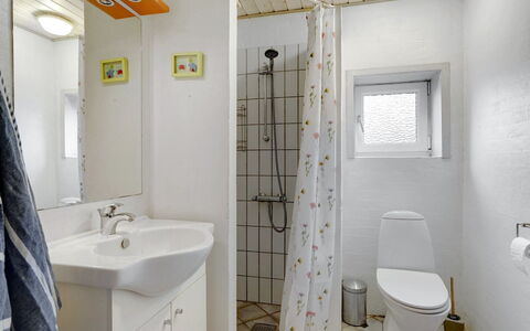 Asdis - 2.8Km from the Sea: Mur, Luminaire Plomberie, Lavabo, Sol, Design Intérieur, Évier, Sol, Salle De Bains, Plafond, Toilette