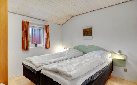 Asdis - 2.8Km from the Sea: Bois, Chambre, Lit, Domicile, Drap De Lit, Plafond, Cadre De Lit, Literie, Gelé, Chalet