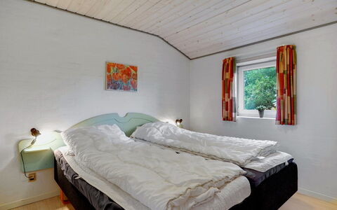 Asdis - 2.8Km from the Sea: Bois, Chambre, Lit, Domicile, Drap De Lit, Literie, Cadre De Lit, Plafond, Chalet, Daylighting