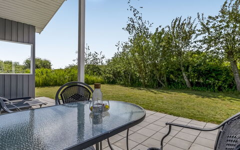 Evalotte - 600M from the Sea: Appartement, Ombre, Balcon, Chaise, Clôture, Mobilier De Jardin, Aluminium, Gazon Artificiel