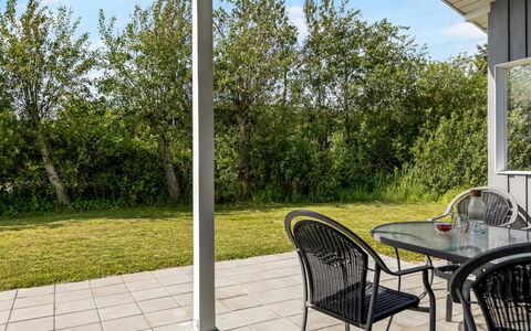 Evalotte - 600M from the Sea: Appartement, Ombre, Balcon, Chaise, Clôture, Mobilier De Jardin, Aluminium, Gazon Artificiel