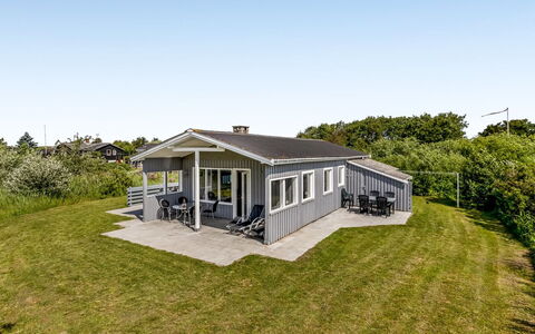 Evalotte - 600M from the Sea: Appartement, Ombre, Balcon, Chaise, Clôture, Mobilier De Jardin, Aluminium, Gazon Artificiel