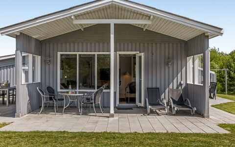 Evalotte - 600M from the Sea: Appartement, Ombre, Balcon, Chaise, Clôture, Mobilier De Jardin, Aluminium, Gazon Artificiel