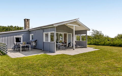 Evalotte - 600M from the Sea: Appartement, Ombre, Balcon, Chaise, Clôture, Mobilier De Jardin, Aluminium, Gazon Artificiel