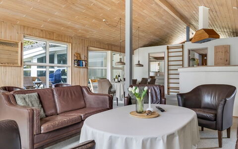 Mojag - 1Km from the Sea: Meubles, Mobilier De Jardin, Vaisselle, Table, Drinkware, Chaise, Tableau De Plein Air, Aliments, Bouteille