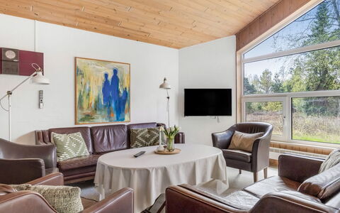 Mojag - 1Km from the Sea: Meubles, Design Intérieur, Canapé, Plafond, Bois, Salon, Sol, Pièce, Sol, Chaise