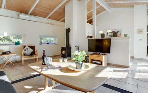 Reinbald - 1Km from the Sea: Meubles, Design Intérieur, Sol, Sol, Mur, Canapé, Bois, Plafond, Salon, Pièce