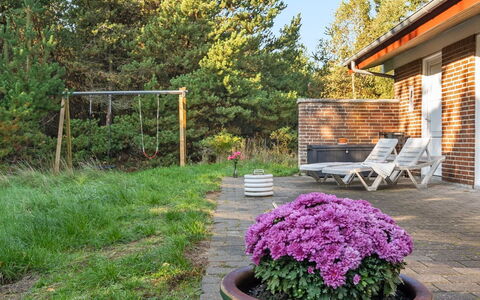 Reinbald - 1Km from the Sea: Jardin, Arbuste, Couverture De Sol, Printemps, Ombre, Arrière-Cour, Aménagement Paysager, Cour, Pelouse