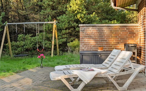 Reinbald - 1Km from the Sea: Meubles, Bois, Mobilier De Jardin, Chaise, Balancelle, Dur, Tache De Bois, Ombre, Jardin, Arrière-Cour