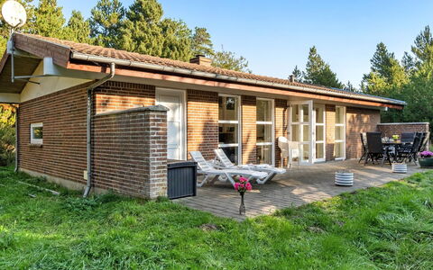 Reinbald - 1Km from the Sea: Bâtiment, Herbe, Fenêtre, Maison, Bois, Domicile, Toit, Chalet, Façade