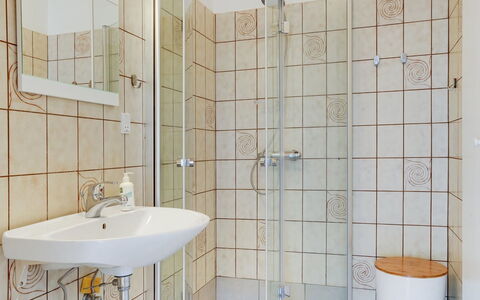 Reinbald - 1Km from the Sea: Luminaire Plomberie, Salle De Bains, Sol, Design Intérieur, Sol, Lavabo, Plomberie, Robinet, Évier, Douche