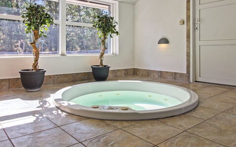 Nael - 1.6Km from the Sea: Sol, Design Intérieur, Baignoire, Sol, Luminaire Plomberie, Salle De Bains, Pièce, Plafond, Jacuzzi