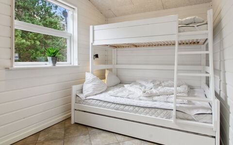Nael - 1.6Km from the Sea: Bois, Sol, Sol, Lit Superposé, Chambre, Pièce, Plafond, Lit, Parquet, Dur