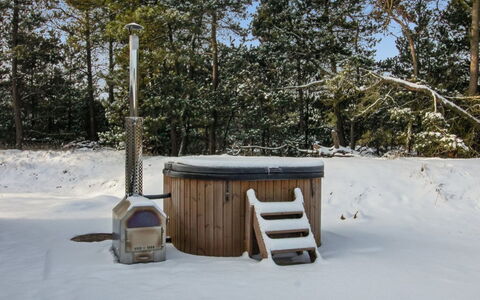 Nael - 1.6Km from the Sea: Bois, Domicile, Meubles, Plafond, Chalet, Salon, Dur, Chaise, Parquet