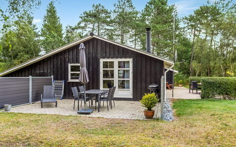 Troen - 3.8Km from the Sea: Bois, Maison, Chalet, Domicile, Arbuste, Porte, Toit, Siding, Batiments Jardin, Porche