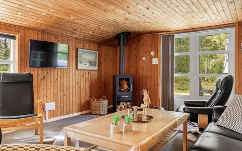 Troen - 3.8Km from the Sea: Meubles, Sol, Design Intérieur, Bois, Sol, Plafond, Chaise, Pièce, Salon, Parquet