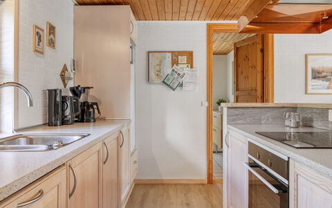 Troen - 3.8Km from the Sea: Cuisine, Comptoir, Appareil De Cuisine, Cabinetry, Sol, Design Intérieur, Bois, Principaux Appliance, Evier, Évier