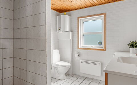 Troen - 3.8Km from the Sea: Sol, Mur, Sol, Bois, Luminaire Plomberie, Design Intérieur, Plafond, Toilette, Siège De Toilette, Salle De Bains