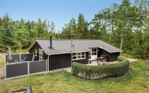 Troen - 3.8Km from the Sea: Toit, Maison, Chalet, Domicile, Couverture De Sol, Jardin, Siding, Batiments Jardin, Biens, Pelouse