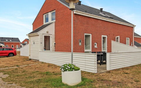 Raine - 2.3Km from the Sea: Toit, Maison, Lot Terre, Domicile, Chalet, Biens, Batiments Jardin, Ombre, Cabane En Rondins, Aménagement Paysager