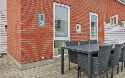Raine - 2.3Km from the Sea: Toit, Maison, Lot Terre, Domicile, Chalet, Biens, Batiments Jardin, Ombre, Cabane En Rondins, Aménagement Paysager
