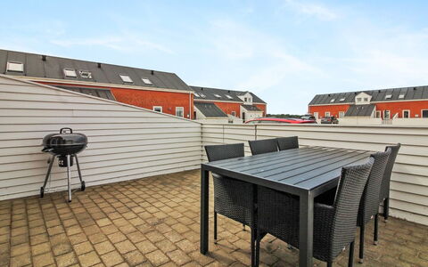 Raine - 2.3Km from the Sea: Toit, Maison, Lot Terre, Domicile, Chalet, Biens, Batiments Jardin, Ombre, Cabane En Rondins, Aménagement Paysager