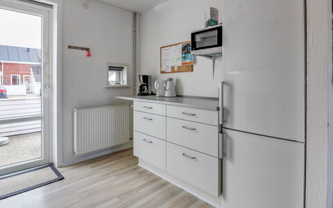 Raine - 2.3Km from the Sea: Toit, Maison, Lot Terre, Domicile, Chalet, Biens, Batiments Jardin, Ombre, Cabane En Rondins, Aménagement Paysager