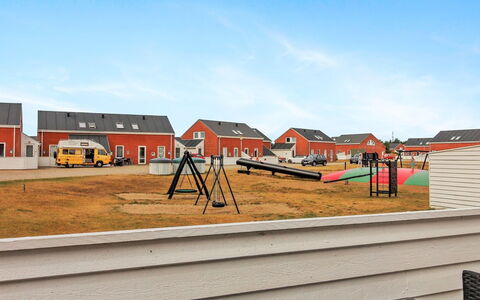 Raine - 2.3Km from the Sea: Toit, Maison, Lot Terre, Domicile, Chalet, Biens, Batiments Jardin, Ombre, Cabane En Rondins, Aménagement Paysager